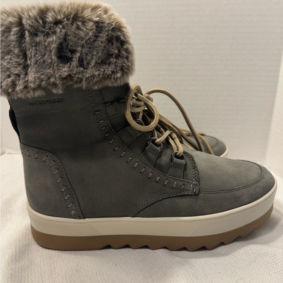 NWT Women's Cougar Vanetta Suede Waterproof Winter Boots, Size 10, Moss - Picture 7 of 16